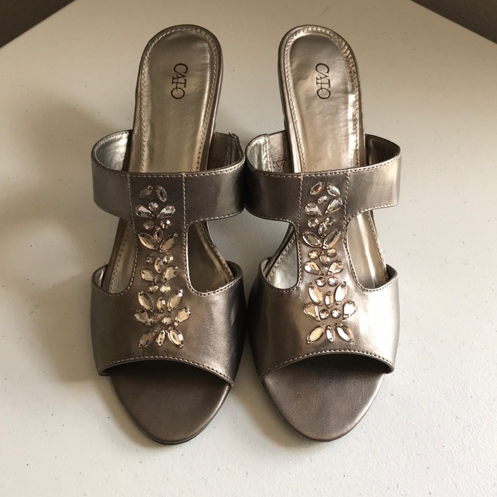 Silver jeweled 👠 heels